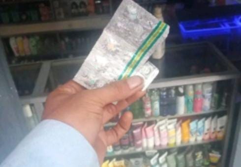 terpantau kamera awak media toko yang berlokasi di jl. krendang tengah kelurahan krendang, kecamatan tambora, Jakarta barat. di samping masjid, diduga kuat menjual obat-obatan keras tanpa izin resmi