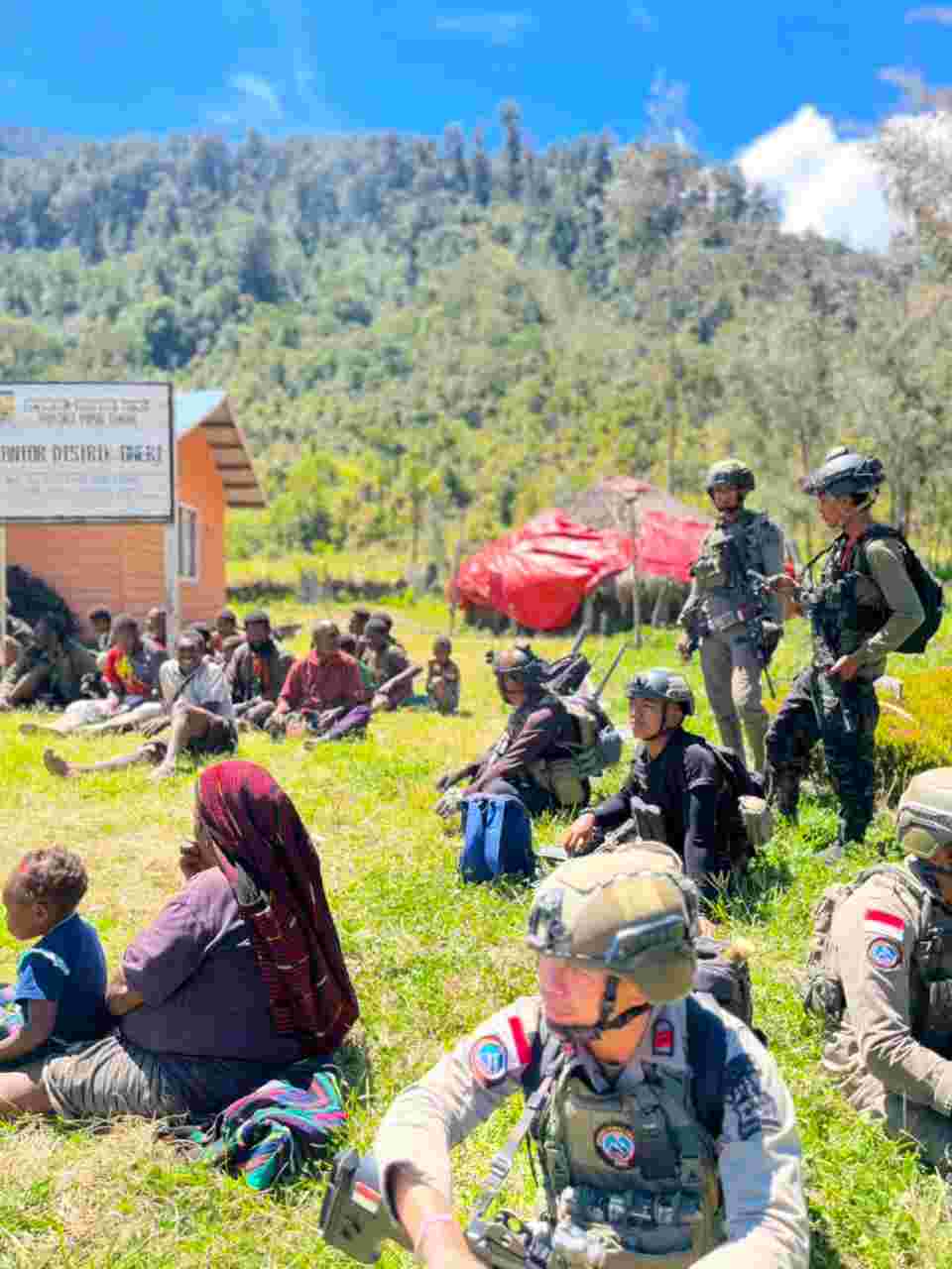 Patroli Dialogis dan Layanan Kesehatan Warnai Kegiatan Satgas Ops Damai Cartenz-2026 di Distrik Sinak

