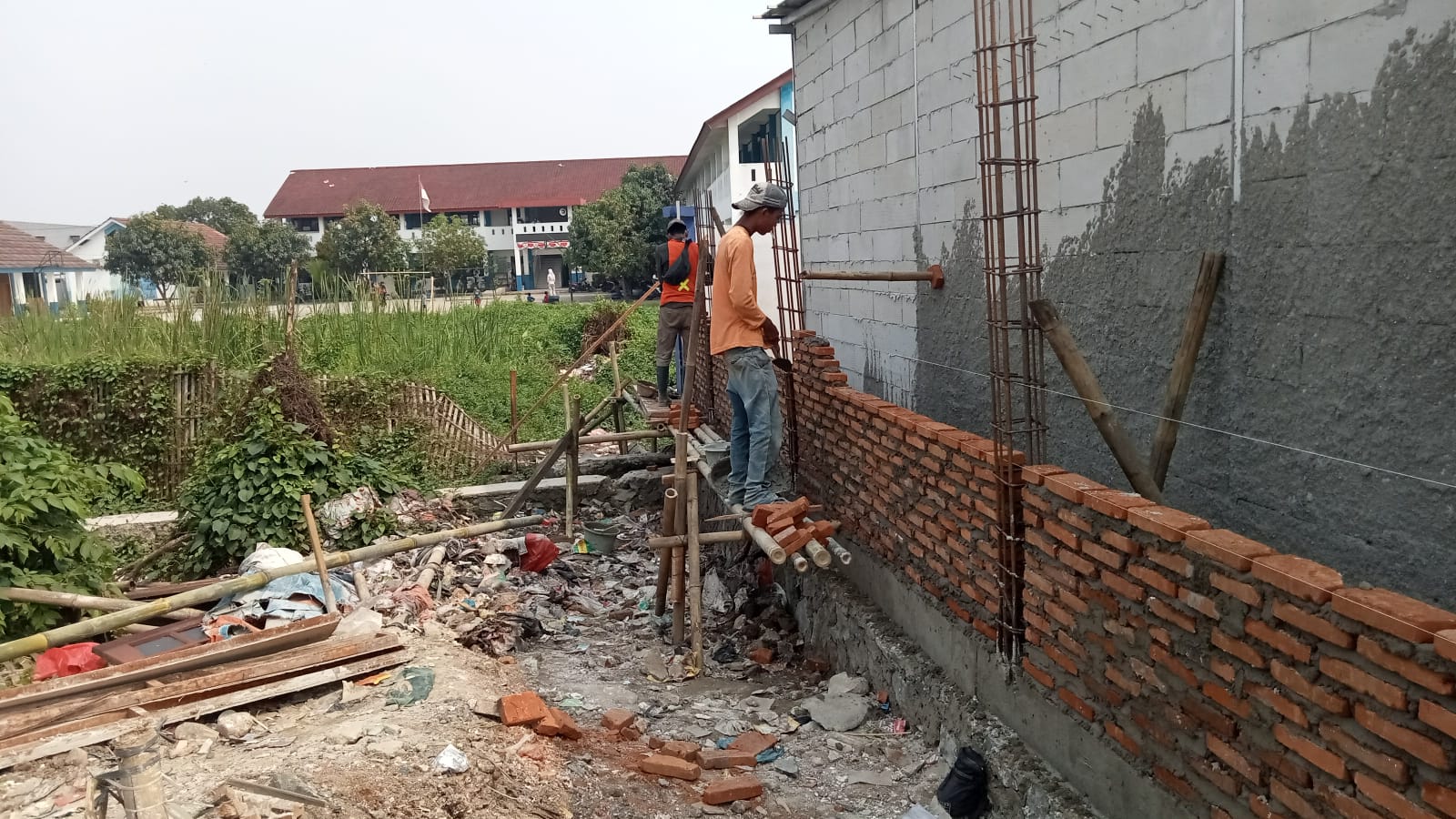 Proyek Sekolah SMPN 6 Kab.Tangerang bergulir, Kesan  Abai SOP dan Minim Alat Pelindung Diri Bagi Pekerja

