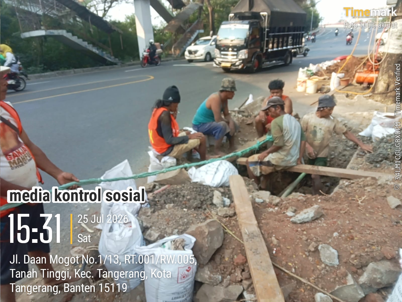 Diduga Abaikan K3, Galian Kabel Optik di Jalan Da'an Mogot Berlangsung Tanpa APD dan Pengawasan

