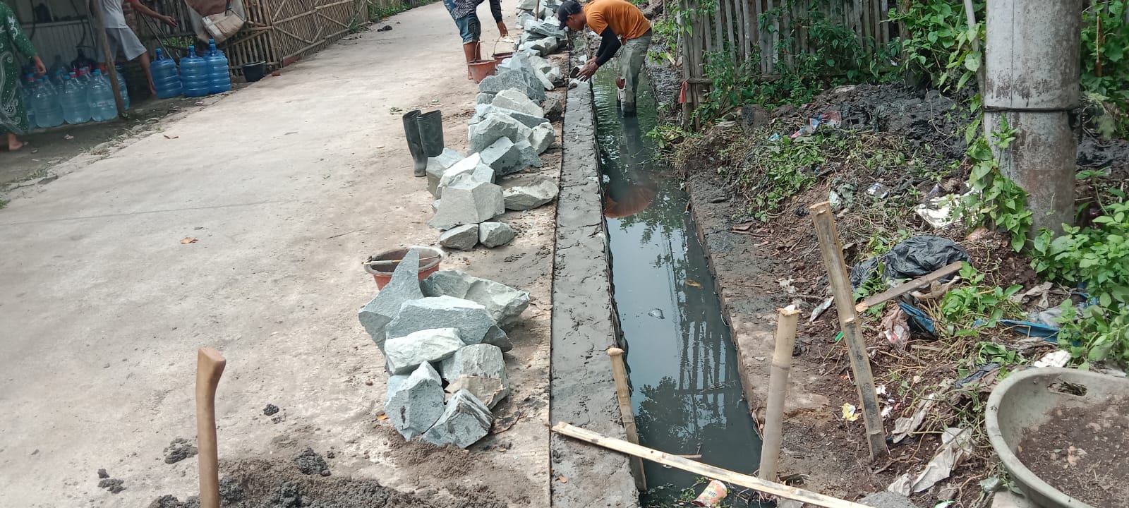 Proyek SPAL di kp Wadas desa tamiang kecamatan gunung kaler diduga dikerjakan asal jadi dan tanpa papan proyek, kenapa terus bermunculan ??