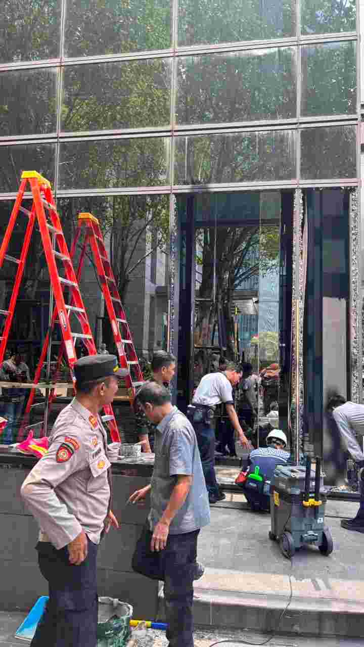 Insiden Mobil Tabrak Kaca Gedung di Kebayoran Baru, Polisi Lakukan Pengecekan, Pengemudi dan Pengelola Tempuh Jalur Damai