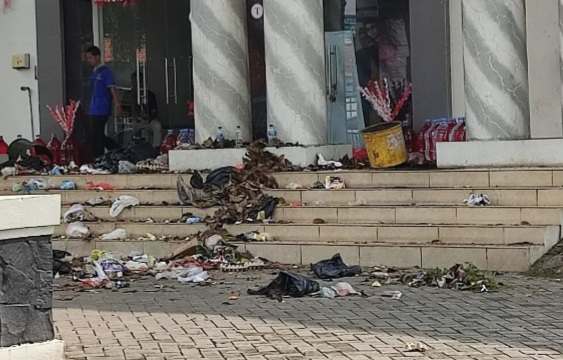 Kantor Bupati Pandeglang Dilempari Sampah, Aksi Protes Warga Berujung Ricuh diduga buntut keterkaitan TPA Tangsel