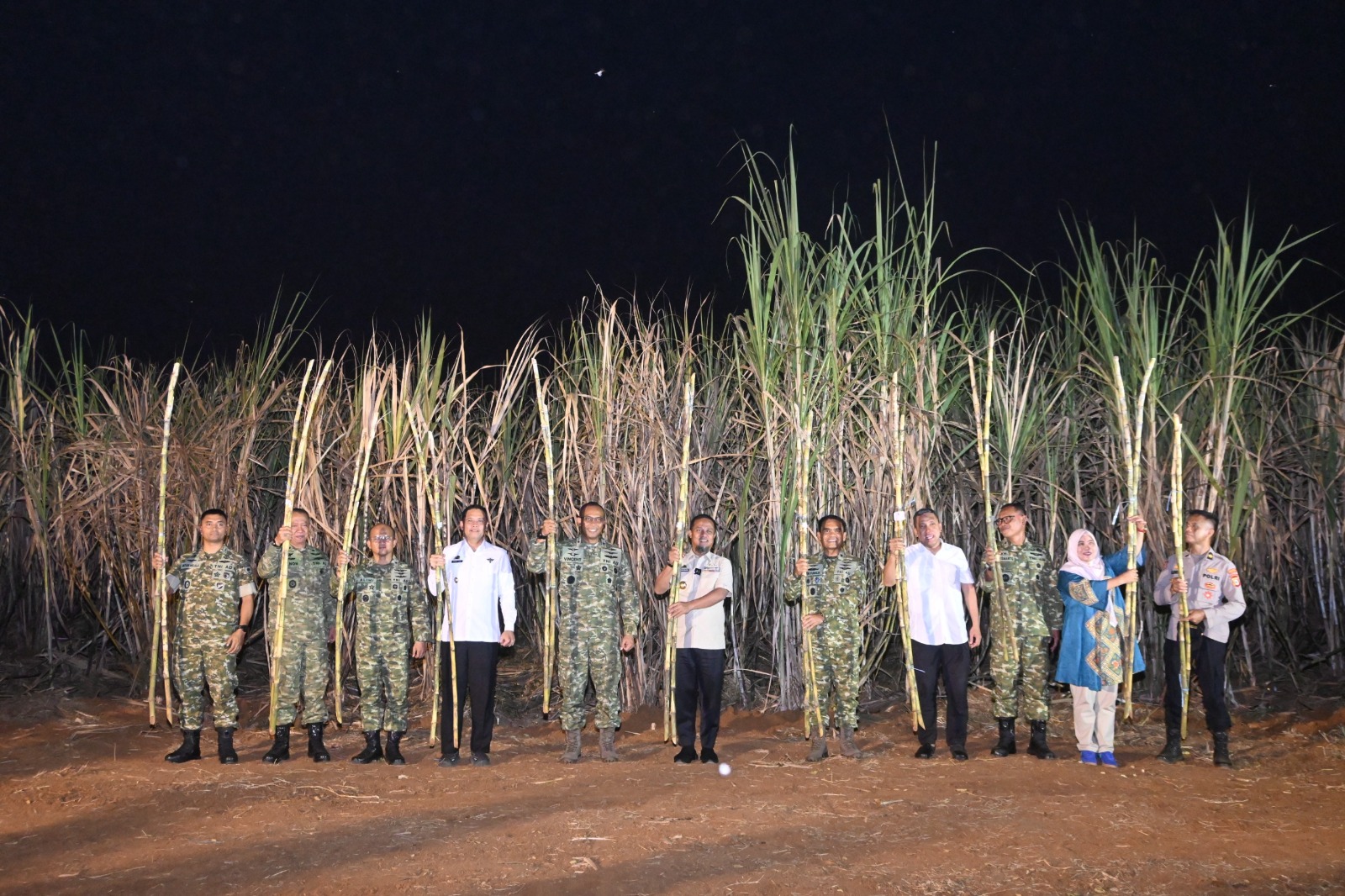 Lanud Sultan Hasanuddin Gelar Panen Raya Tebu Serentak di Takalar, Dukung Ketahanan Pangan Nasional

