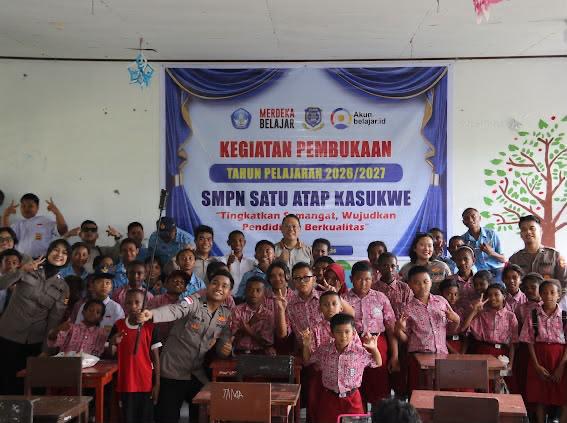 Satgas Ops Damai Cartenz Salurkan Bantuan Seragam Sekolah dan Berikan Edukasi Bahaya Narkoba dan Bijak Bermedia Sosial kepada Pelajar di Sarmi*

