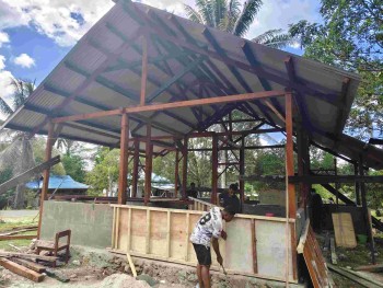 Tak Kenal Lelah, Satgas TMMD Ke-129 Kodim 1807/Sorong Selatan Kebut Pembangunan Rumah Warga

