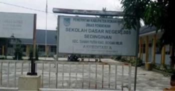 Miris.! 2 Ruang Kelas SDN 005 Seakan Terabaikan
Dua Ruang Kelas SDN 005 Masih Berdinding Papan