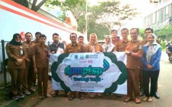 DPMPTSP  Kota Tangsel berbagi Takjil di hari kedua