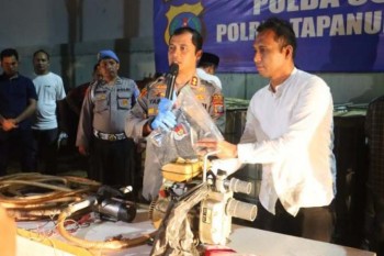 Polres Tapsel Bongkar Kasus Penimbunan 10 Ton Solar Subsidi, Oknum Kades dan 2 Rekannya Diamankan-


Dari Kasus Penimbunan 10 Ton Solar Subsidi ini, Diduga Ada Oknum Otak Aktor Intelektual