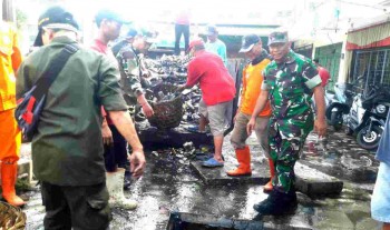 Bersama Koramil 05 Ciputat  dan DLH Warga  Perumahan  Gardenia Lakukan  Kerja Bhakti Bersihkan Gorong-gorong
