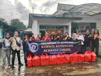 FWJI Korwil Kuningan Bagikan 500 Paket Takjil di Cilimus, Wujud Kepedulian di Bulan Suci Ramadhan