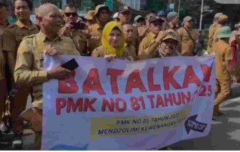 Prof Dr KH. Sutan Nasomal: Demo Kades di Istana Bukti Menteri Harus Dievaluasi Bahkan Jika Perlu Dicopot