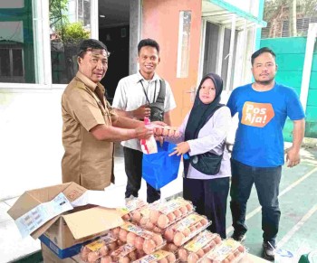 105 KK di Kelurahan  Ciputat Kecamatan Ciputat terima Paket daging ayam dan telur bagi Keluarga Beresiko Stunting( KRS) dari Badan Pangan Nasional