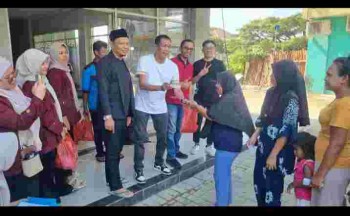 Penuh Kebersamaan, Pemdes Kampung Melayu Barat Bagikan Daging Qurban untuk Warga di Kediaman Kepala Desa