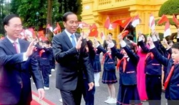 Presiden Joko Widodo disambut oleh Presiden Vietnam Võ V?n Th??ng di Istana Presiden, Hanoi, Vietnam