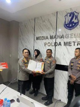 Polsek Tambora Gagalkan Aksi Curanmor: Kasi Humas Diberi Penghargaan dari Kabid Humas Polda Metro Jaya