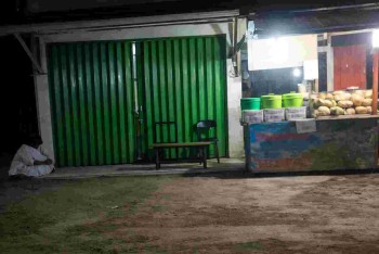 GERBANG HANYA DIBUKA SEJENGKAL, PRAKTIK DI DUGA KUAT JUAL OBAT KERAS ILEGAL DI JALAN KAMAL TERKUAK - WARGA DESAK APARAT BERTINDAK TEGAS !
