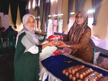 223 KK di Kelurahan  Pondok- Ranji Kecamatan Ciputat- timur terima Paket daging ayam dan telur bagi Keluarga Beresiko Stunting( KRS) dari Badan Pangan Nasional