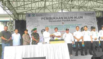 Alun- Alun Pondok- Aren di Buka, Pesan Benyamin            (Walikota):





Manfa'atkan sebaik- baiknya dan jaga kebersihan dan kelestariannya