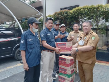 Bentuk Peduli Pada Sesama dan Warga Terdampak Kebakaran TPA Rawa Kucing Forum RT Kelurahan Karang Anyar Berbagi Sembako