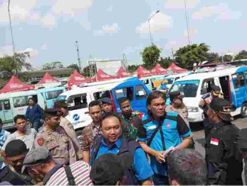 Paguyuban Trayek M13 Gelar Aksi Damai di Terminal Kalideres'
Modifikasi Trayek Mikro Trans Jak 52 dilanjut, Paguyuban Trayek M13 Akan Gelar Aksi Lanjutan Ke Balai Kota DKI Jakarta