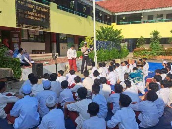 Satuan Lalu lintas
(Satlantas) Polres Metro  Jakarta Barat Sosialisasikan Bahaya Narkoba Dan Keselamatan Berkendara Ke Sekolah