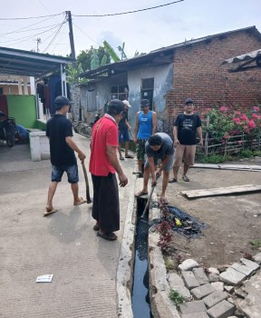 Kerja Bhakti Bersih-Bersih Solokan dan Gorong-Gorong Warga RT 008/RW 003 Desa Pangkalan-Teluknaga