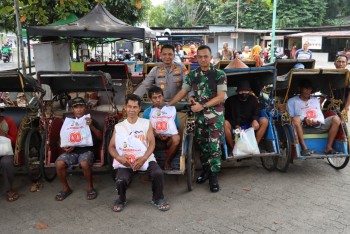 Kapolres Metro Depok Turun Langsung Temui Warga, Salurkan 50 Paket Sembako untuk Pengemudi Becak dan Kuli Panggul