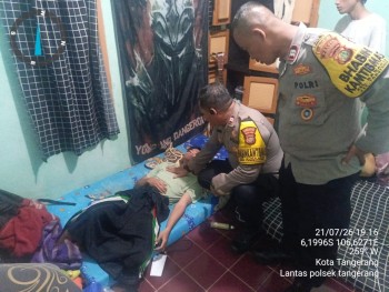 Respons Cepat Laporan 110, Polisi Selamatkan Warga Tak Sadarkan Diri di Rumah Kost Tangerang