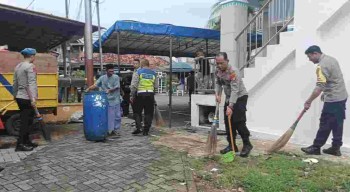 Polsek Ciledug Gelar Bhayangkara Jakarta ASRI, Bersihkan Masjid di Bulan Ramadhan