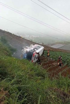 Mengerikan ! 
Sebuah Mobil Bus Engkel Elf Terguling-



Diduga Rem Blong,
Para Penumpang Berhasil Dievakuasi Warga
