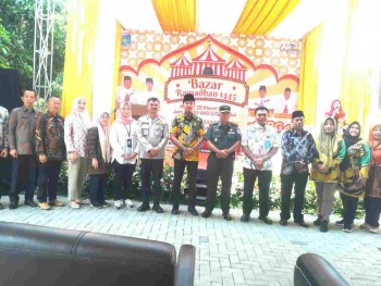 Camat Ciputat- Timur Rastra Yudhatama Buka Bazar Ramadhan 1445H