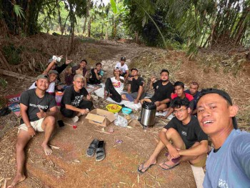 Warga Pesona Kahuripan - Cileungsi 10 Blok E Gotong Royong Bangun Lapangan Badminton