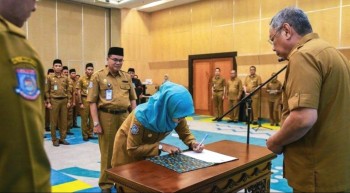 Walikota Tangerang- Selatan  Benyamin Davnie Lantik 40 Kepala Sekolah tingkat SD dan SMP