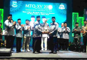 MTQ ke- XV Tingkat Kota Tangerang- Selatan di buka.



Benyamin davnie :



MTQ bukan sekedar kompetisi juga sebagai wujud kebersamaan dan  persaudaraan