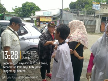 media Gakorpan dan TV Gapta selalu exsis menjalankan jumat berkah, berbagi nasi kotak di jalan ,Raya cituis 2 sukawali-Pakuhaji