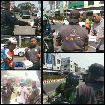 Jum'at Berkah Forum FWJI Kota Tangerang Berbagi Nasi Kotak Di Depan Polres Metro