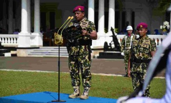 Komandan Korps Marinir (Dankormar) Mayor Jenderal TNI (Mar) Endi Supardi, S.E., M.M., M.Tr.Opsla., CHRMP., CRMP, Secara Resmi Memimpin Serah Terima Jabatan