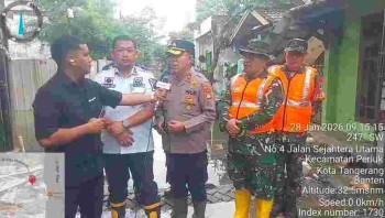 Antisipasi Banjir, Polsek Jatiuwung Pimpin Kerja Bakti Massal di RW 08 Periuk Damai
