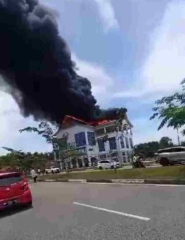 Gedung Lipat Kajang Diduga Diamuk Sijago Merah,Para Pegawai Berhamburan Turun Selamatkan Diri