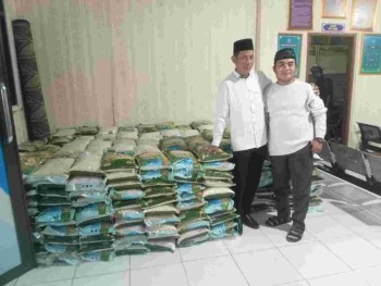 Relawan Karyawan Sebuah Perusaha'an Swasta Serahkan 530 Paket Beras untuk Warga Desa Pangkalan-Teluknaga Tangerang Yang Terdampak Banjir