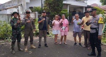 PERSONEL POLSEK KALIDERES DAN UNSUR 3 PILAR  KOMPAK BERSAMA MASYARAKAT GOTONG ROYONG KERJA BHAKTI DI PERUMAHAN CITRA 1