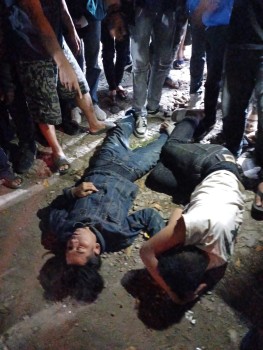 Dua pemuda Ngamuk Membabi Buta, Pengguna Jalan Raya Cipicung Bale Endah Panik Diduga Korban Bergelimpangan Akibat Luka Sabetan Sajam