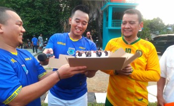 KESEBELASAN NYA MENANG DI PARTAI FINAL, CAMAT CIPUTAT DAPAT KUE TART DARI LURAH SERUA.