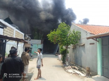 Kebakaran Diduga Gudang Di Salembaran Jaya Tangerang