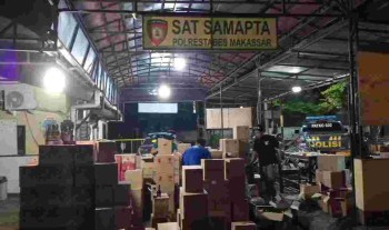 POLISI SITA RIBUAN BOTOL MIRAS SAAT RAZIA TOKO DI MAKASSAR JELANG RAMADHAN