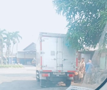 Berkedok Tambal Ban,Sebuah Bangunan Diduga Jadi Penampungan BBM Ilegal,Seorang Warga : Polisinya Mungkin Ketiduran !!?
