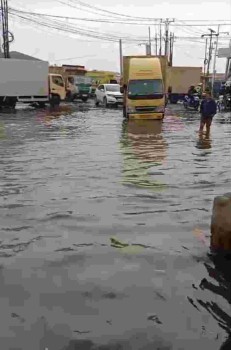 BANJIR ROB KEMBALI GENANGI KAWASAN PASIR PUTIH DADAP, DIDUGA AKTIVITAS 