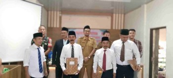 Pelantikan ketua RW Desa Singabangsa Kecamatan Tenjo Kabupaten Bogor,dengan empat kejaroan-
Warga: Empat Ketua RW Semoga Amanah