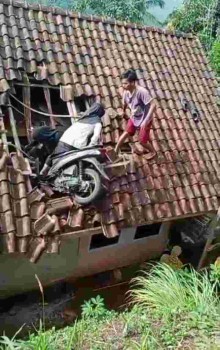 Heboh! Dua Gadis Remaja Terjun Bebas Mendarat Diatap Genting Rumah-

Motor Matik Berhasil Diturunkan Dengan Dibantu Warga